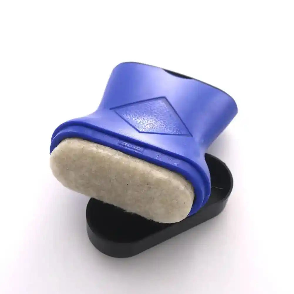Fast String Cleaner for bass and guitar strings with ergonomic blue handle and felt pad for rust removal and polishing. Ideal for smoother playability and extended string life.