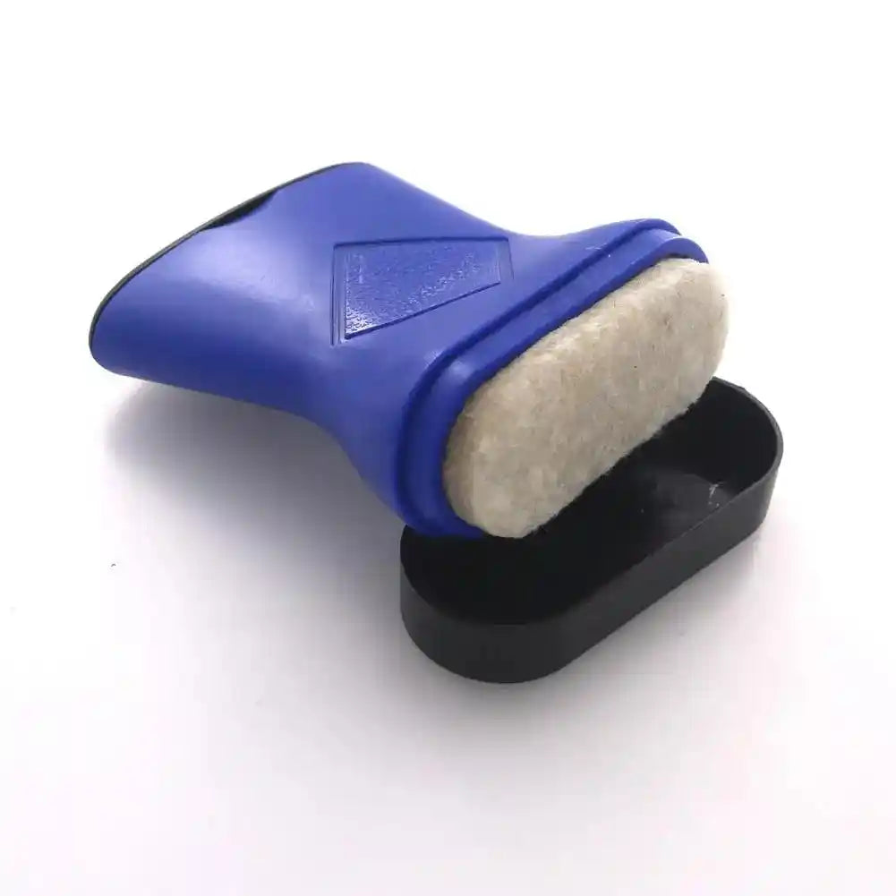 Fast String Cleaner for bass and guitar strings with ergonomic blue handle and felt pad for rust removal and polishing. Ideal for smoother playability and extended string life.