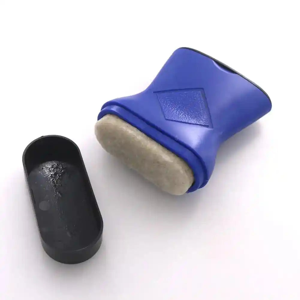 Fast String Cleaner for bass and guitar strings with ergonomic blue handle and felt pad for rust removal and polishing. Ideal for smoother playability and extended string life.