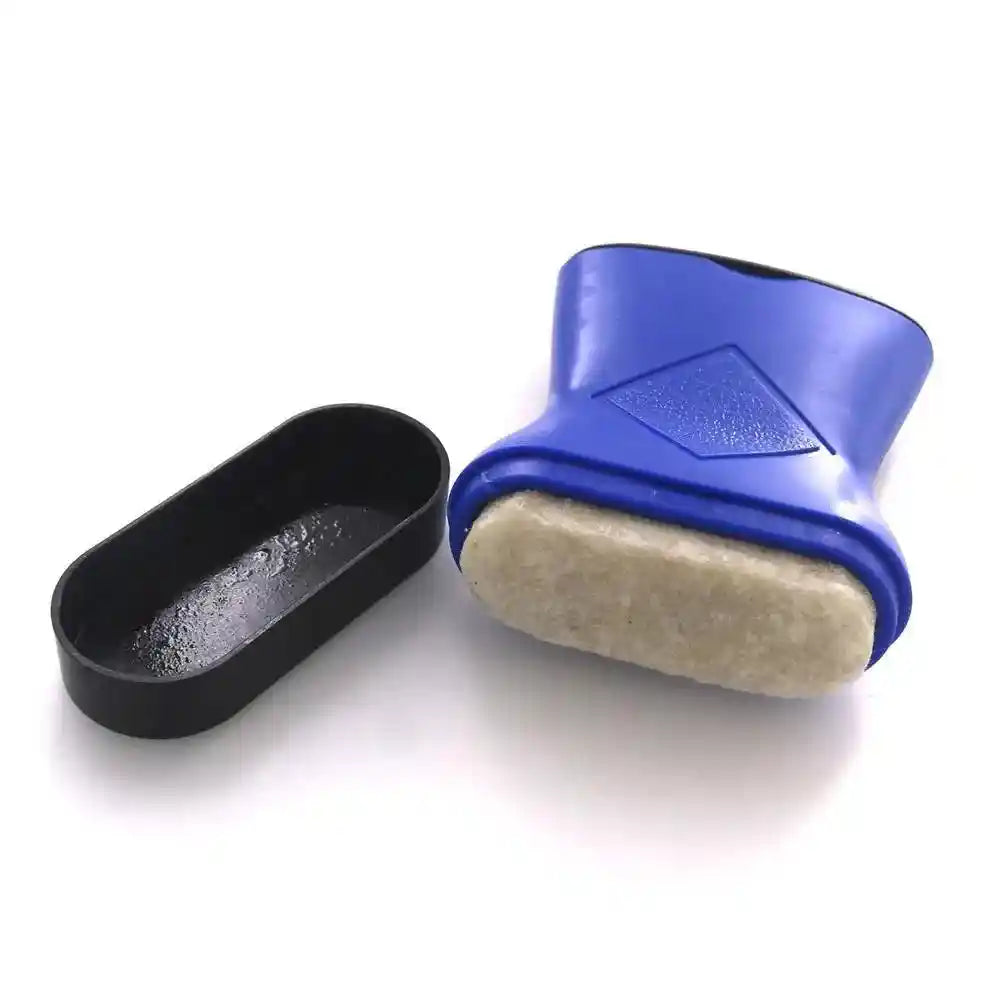 Fast String Cleaner for bass and guitar strings with ergonomic blue handle and felt pad for rust removal and polishing. Ideal for smoother playability and extended string life.