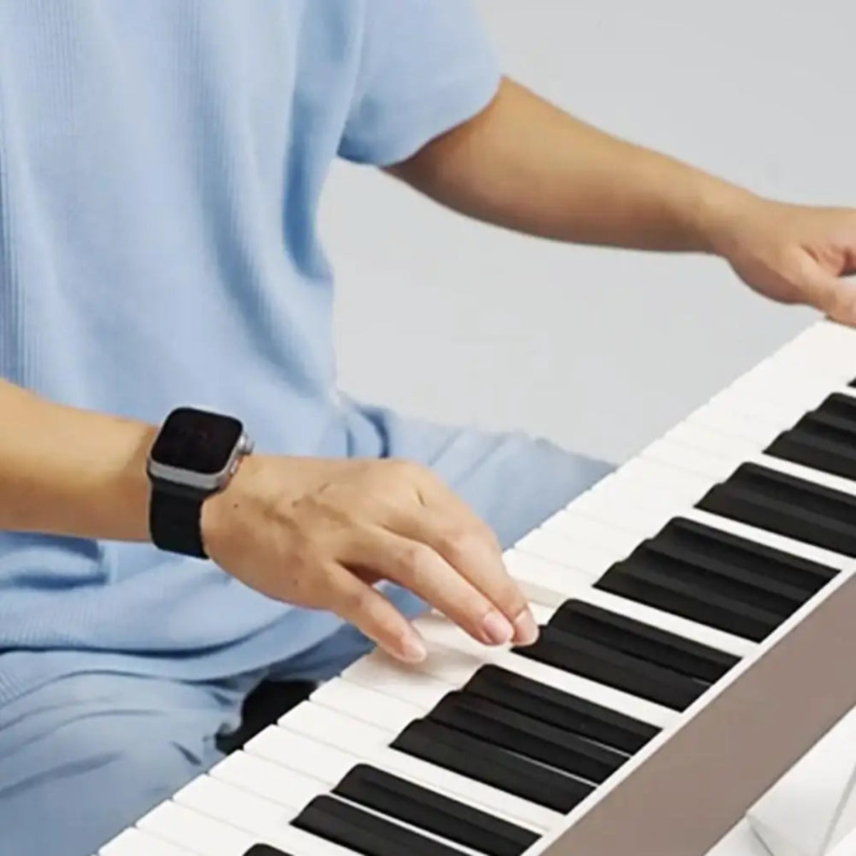 Wearable Vibrating Metronome Spor V5e2 on wrist during piano practice, offering silent tempo control for musicians. Ideal for precise rhythm training.