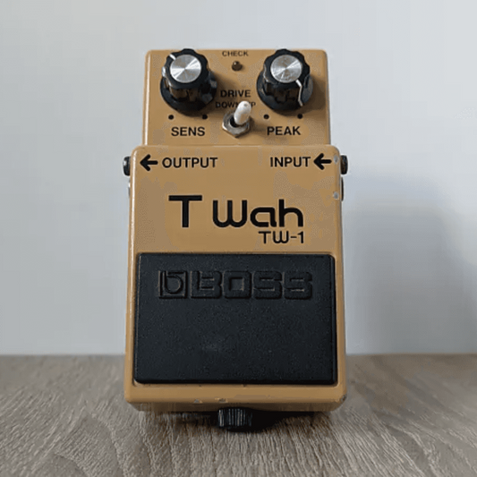 Boss TW-1 TW1 T Wah Vintage Guitar Pedal, Made in Japan 1984. Classic auto-wah effect with sensitivity and peak controls, ideal for funk and rock tones.